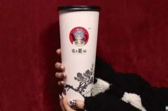 霸王茶姬加盟店-2025开店要多少钱-广东15㎡店为例！